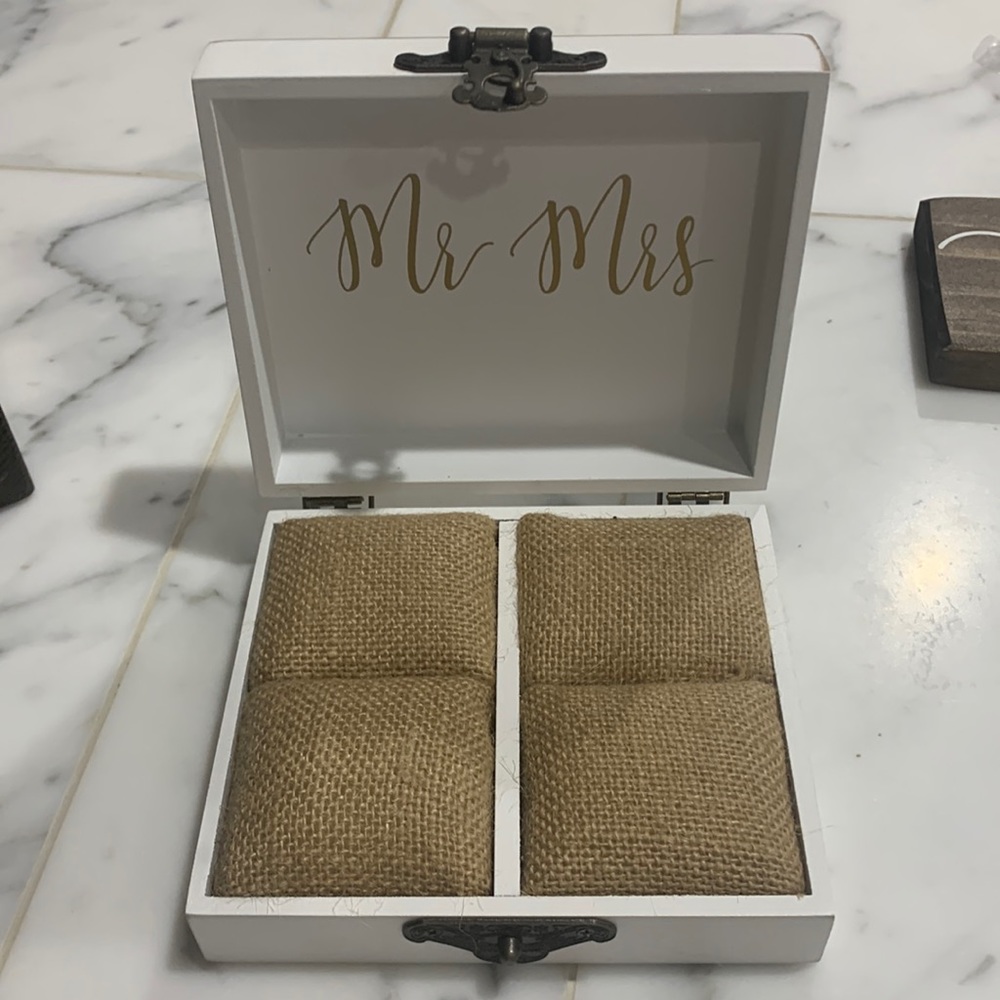 Jewelry/ring box.